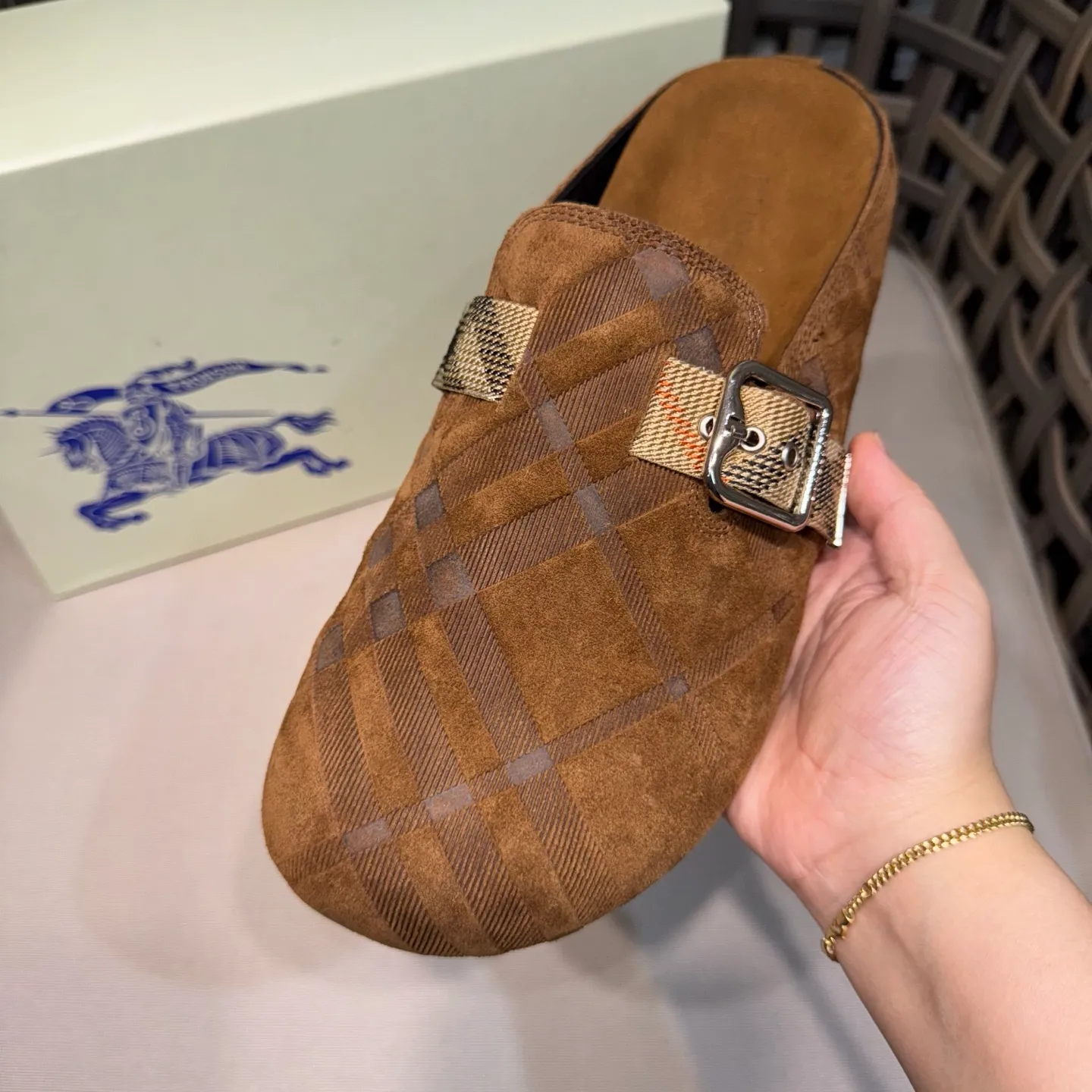 Men's Men's Shoes 💰360 [New Style] 🐝🐝Burberry New Burberry - Men's Checked Leather Urchin Half-Flop Sandal Made of soft suede cowhide and calfskin, these half-flop sandals feature an adjustable B-shaped buckle strap and are decorated with the signature sand-colored Burberry check in jacquard worsted. The upper wraps around the midsole and is paired with a sole made of the same upper material with an embossed logo on the heel and a wavy rubber outsole embellished with the Burberry lettering. Fashionable and casual! Comes with full set of original packaging dust bag! Code number: 39-40-41-42-43-44 standard code (38/45 can be customized and returns and exchanges are not supported)